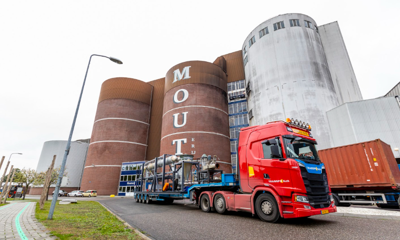 Vrachtwagen met IJzerpoeder verbrandingsinstallatie bij de Bavaria mouterij